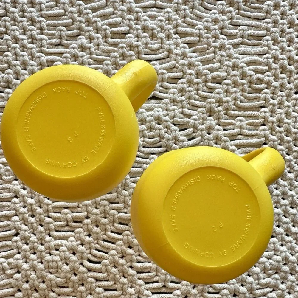 2 Pyrex Ware‎ Corning Drink Up Glass Cups Yellow Plastic Handle Vtg 70’s 80’s